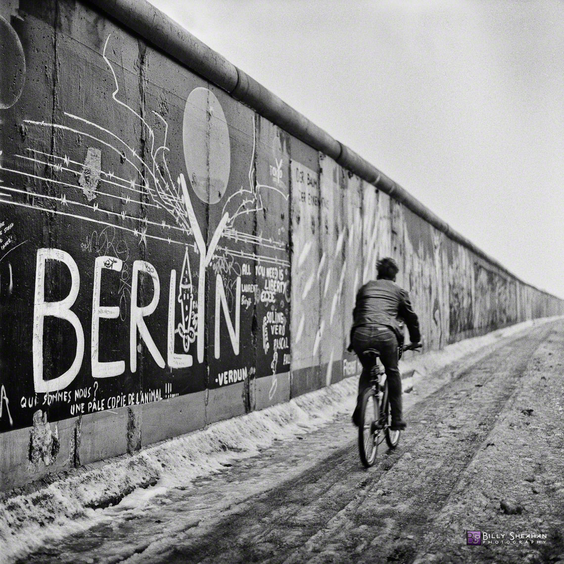 Bicyclist_at_Berlin_Wall__Germany_Germany-363_05_2_D