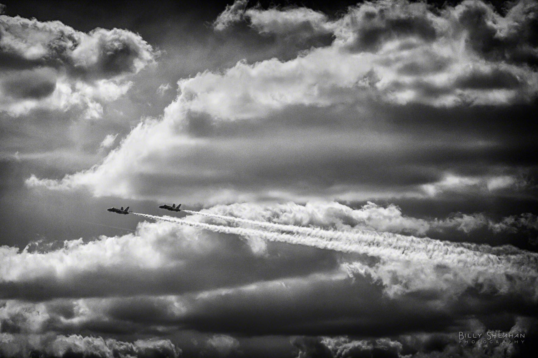 Dual_Blue_Angels_Clouds_Chicago_AirShow_18Aug2012_0231_CL_BW_D.jpg