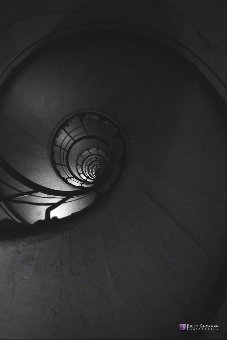 Escalier_en_spirale_a_l_Arc_de_Triomphe,_Paris,_France_Paris-1358_06_D
