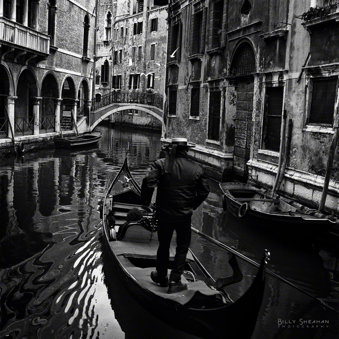 Gondolier_Steers_Venice_Italy-634_02_BW_D.jpg