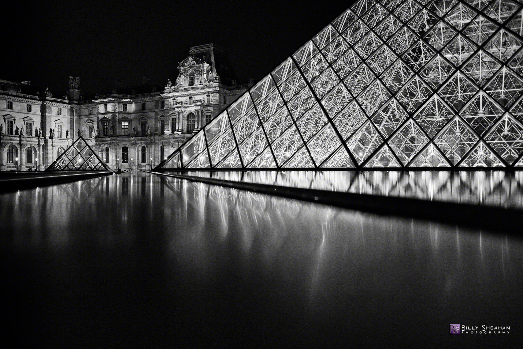 La_musee_du_Louvre__Paris__France_Paris2008_25Apr2008_0810_BW_D