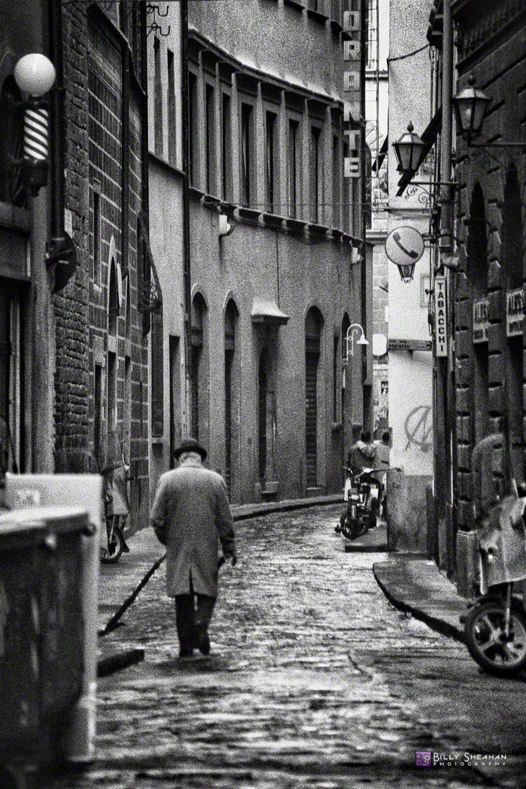 Man_Walking,_Florence,_Italy_Italy-126_35_BW_D