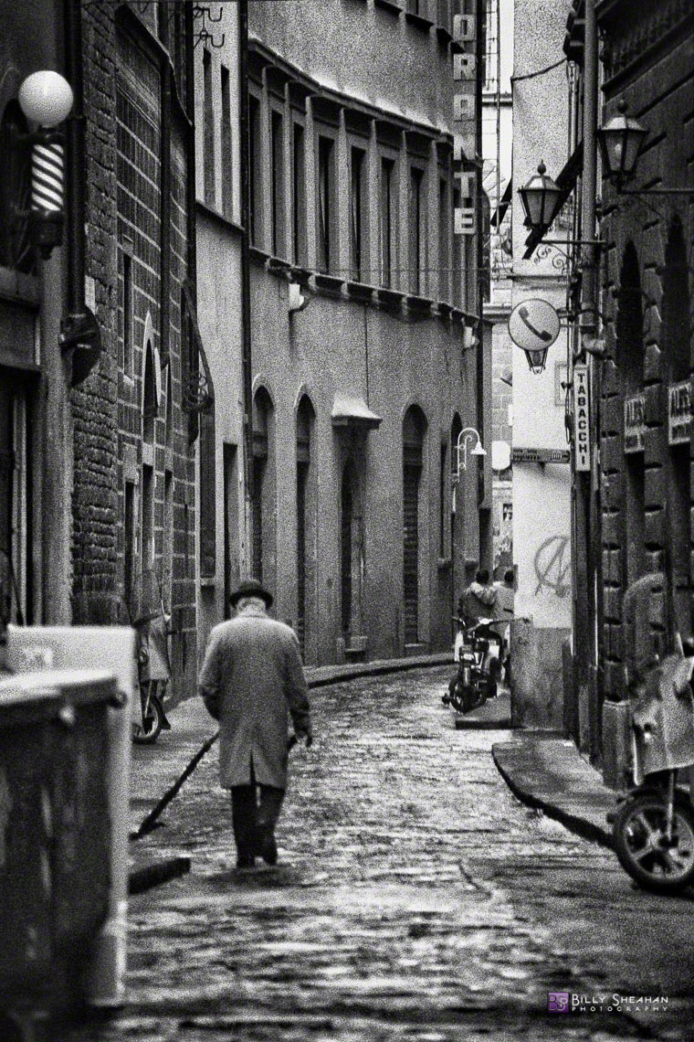 Man_Walking_in_Florence__Italy_Italy-126_35_BW_D