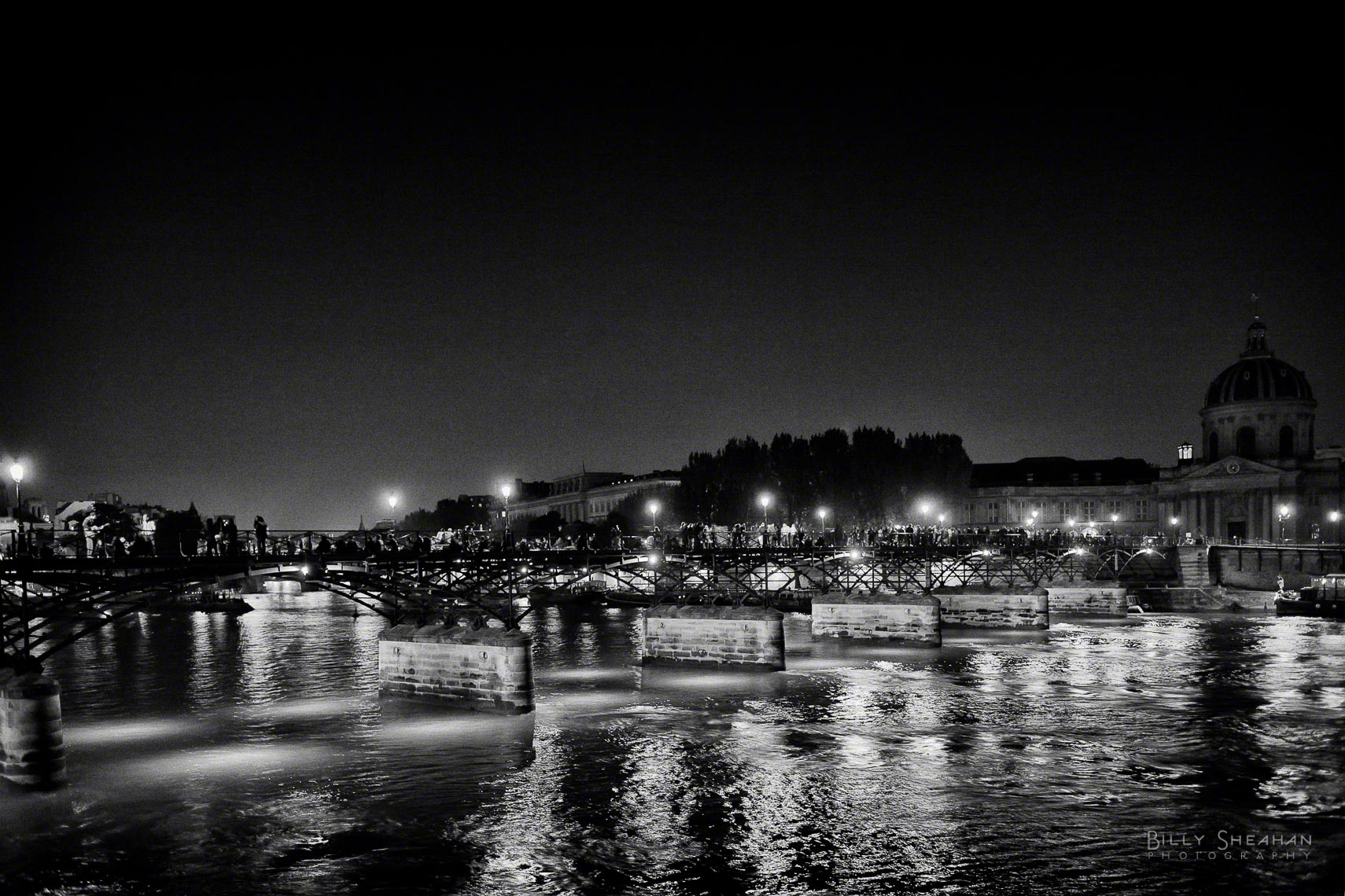 Night_Pont_des_Arts_Crowd_Paris2008_25Apr2008_0921_BW_D.jpg