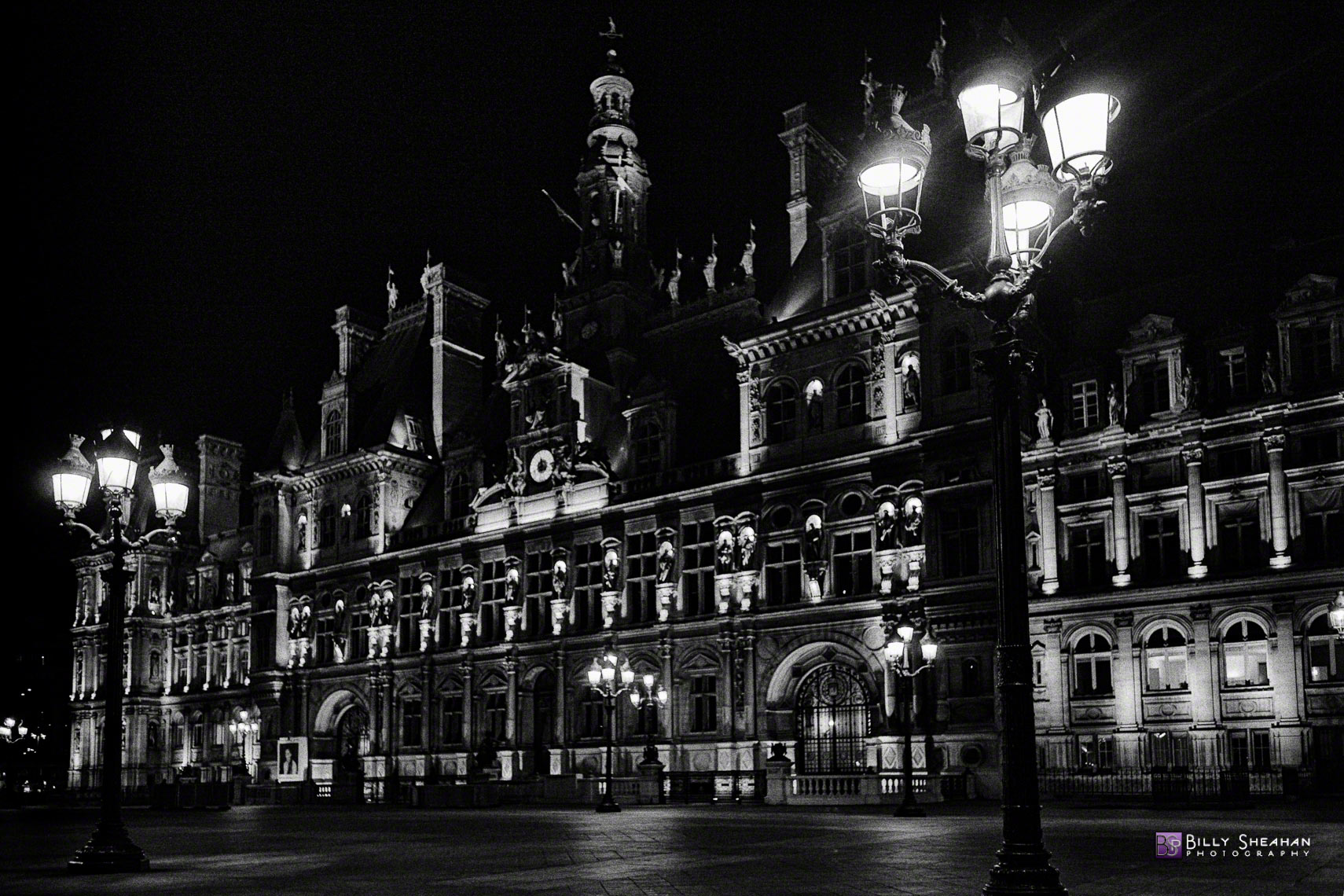 Place_de_l_Hotel_de_Ville_a_Nuit__Paris__France_Paris2008_23Apr2008_0231_BW_D