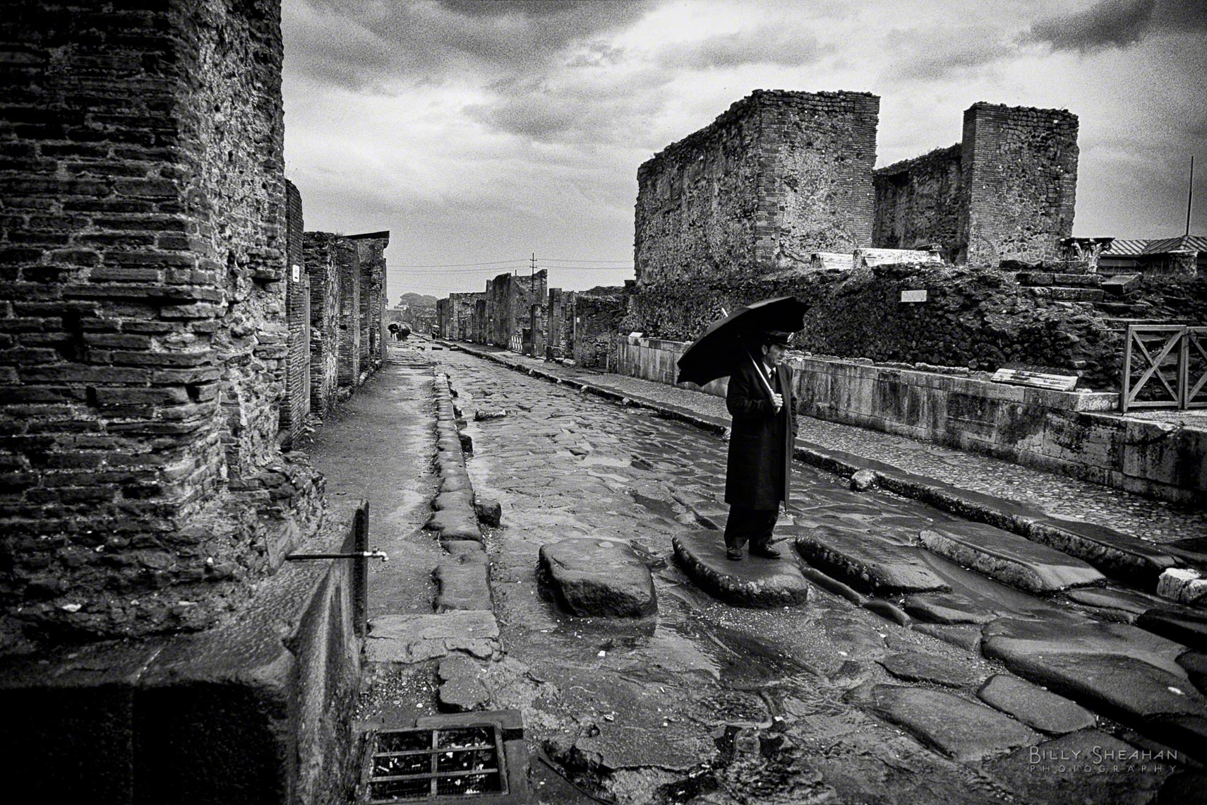Pompeii_Man_With_Unbrella_Italy-132_32_BW_D.jpg
