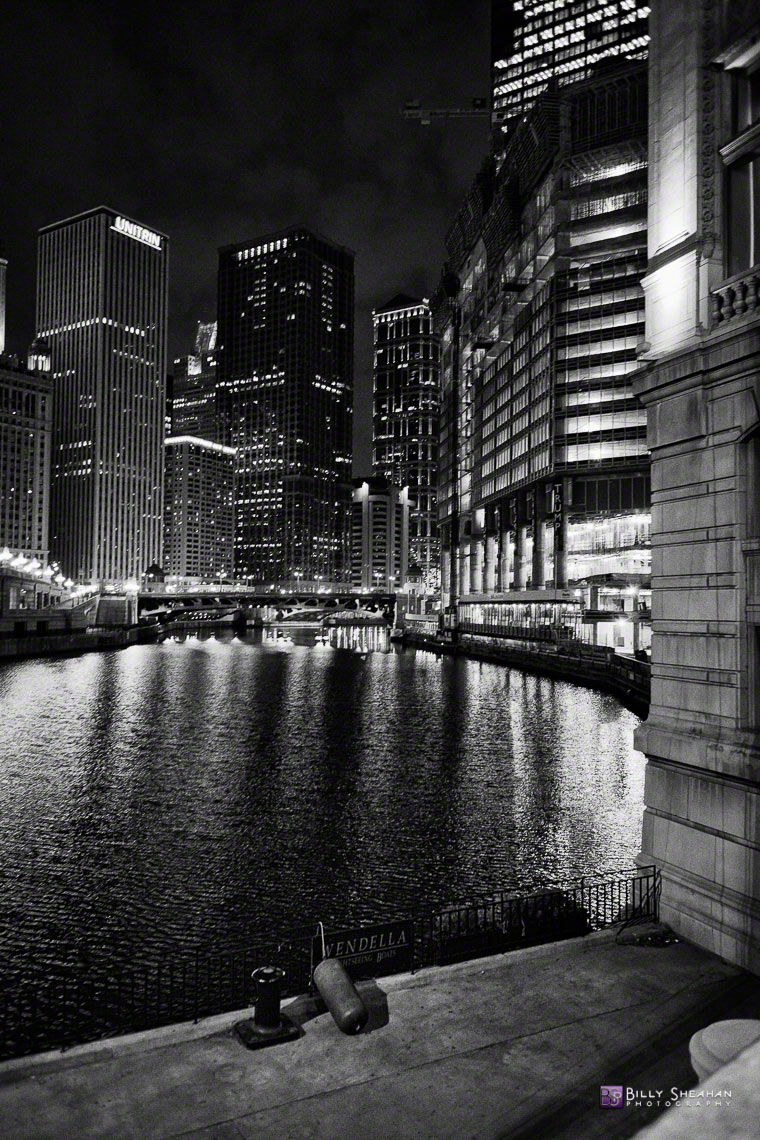 Wendella_Boat_Dock_at_Chicago_River_Chicago_26Nov2006_150_BW_D